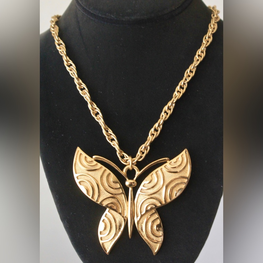 CROWN TRIFARI BUTTERFLY PENDANT CHAIN NECKLACE 1970’s GOLD VINTAGE